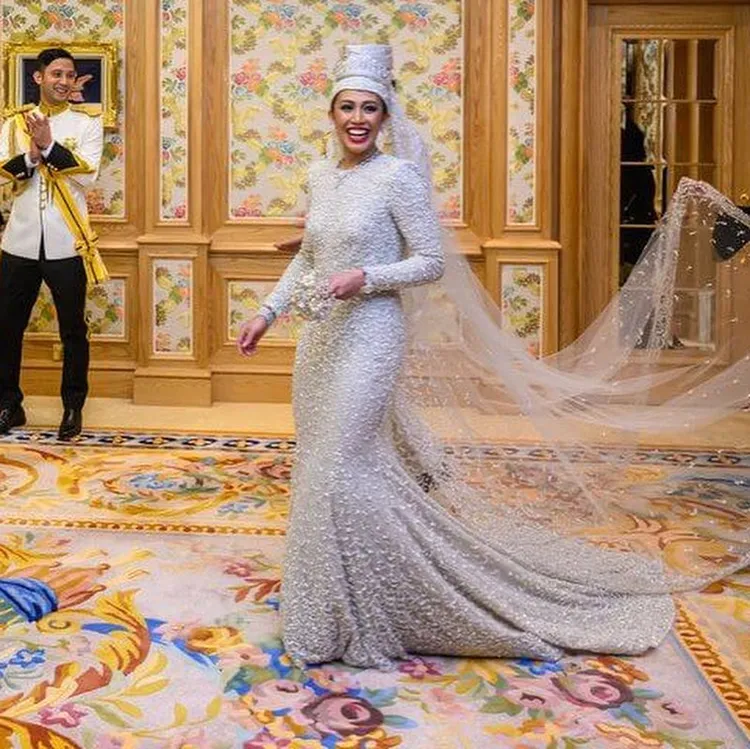 艾絲瑪的精緻禮服有專人伺候。翻攝 a.tiara.a.day IG