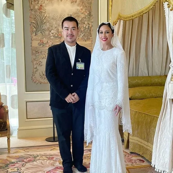 艾絲瑪與泰國造型師合影。翻攝royalworldthailand IG