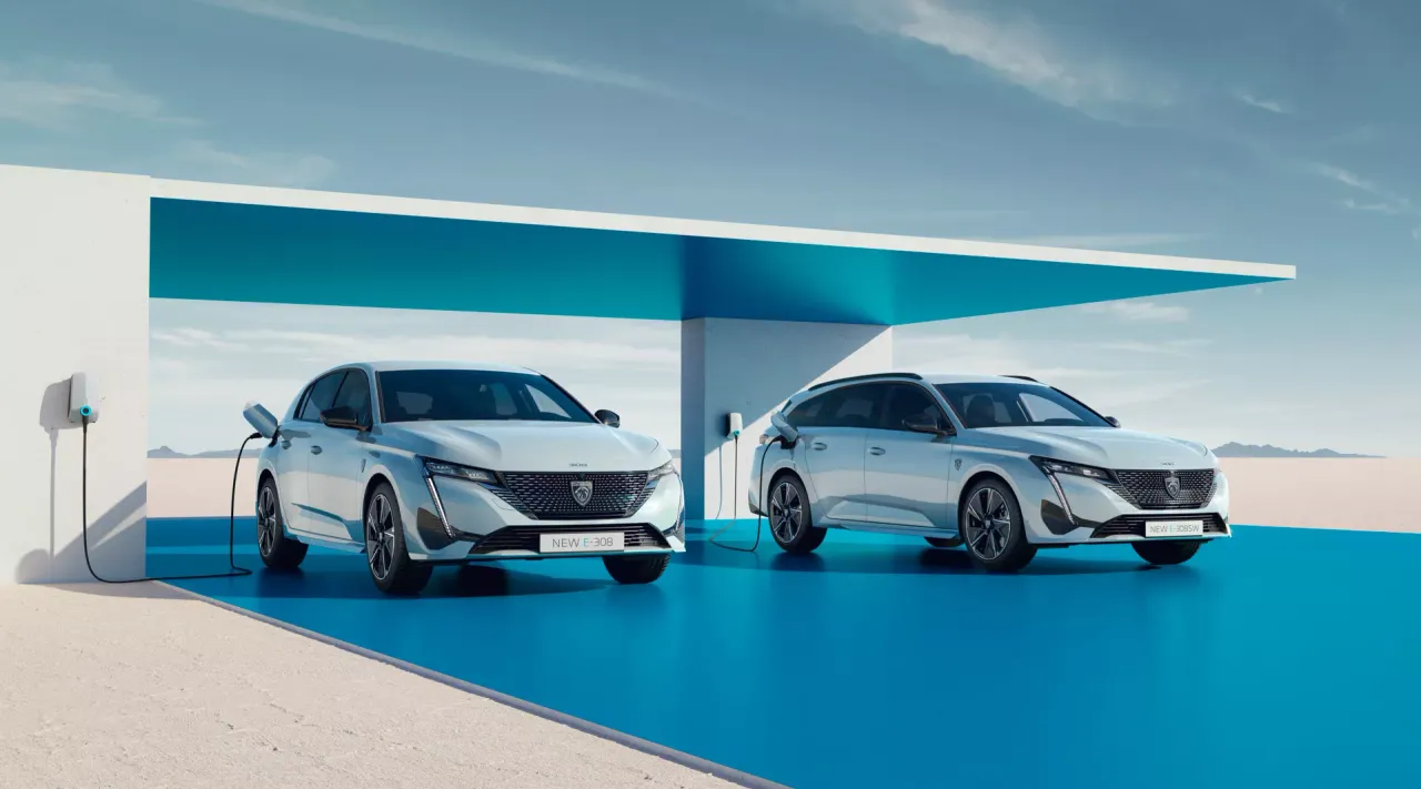 Peugeot E-308電動掀背車、E-308 SW電動旅行車,也預計在今年中旬於歐洲上市。原廠照片