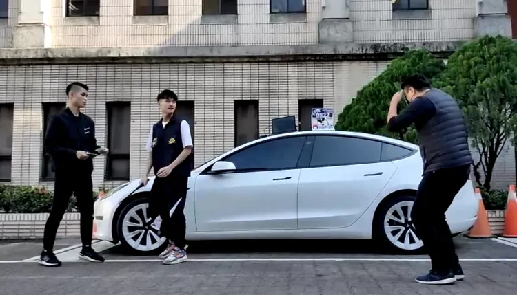 警員現場模擬「0822」發出訊號，讓執勤員警查覺有人欲持刀襲擊。台中市刑大提供