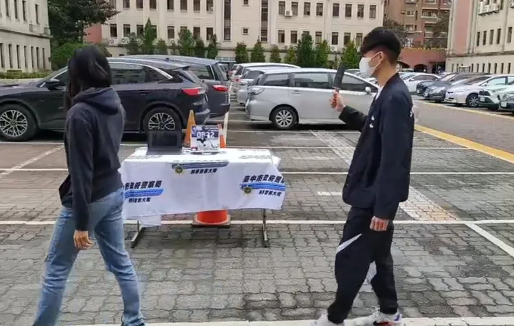 設備偵測出週遭有人持刀即發出強光及聲響。台中市刑大提供