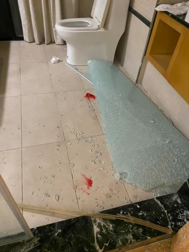 溫泉會館玻璃爆裂。翻攝臉書社團《爆料公社》。