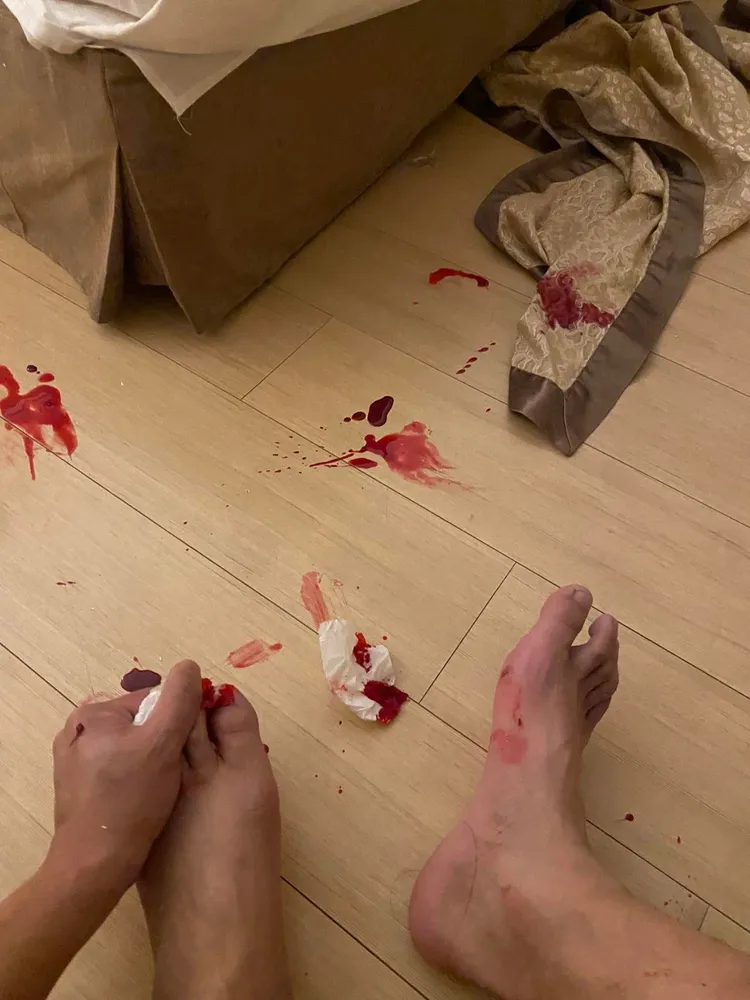 房內血跡斑斑，住客多處割傷。翻攝臉書社團《爆料公社》