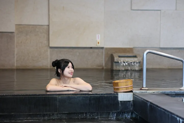 淡水擁有兼具碳酸氫鈉泉與鹽化物泉混合的弱鹼性溫泉，可同時享受泡美湯、品美饌的放鬆之旅。新北觀旅局提供