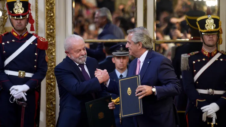 巴西總統魯拉（左）與阿根廷總統費南德茲（右）簽署協議，並探討共推南美共同貨幣的可能性。美聯社