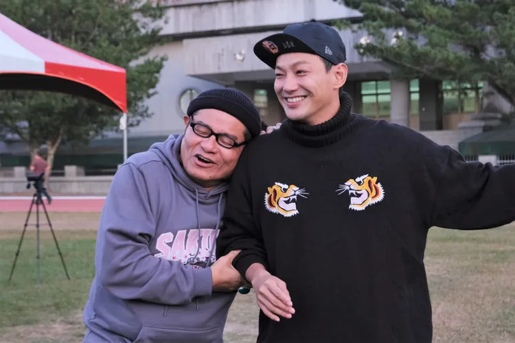 許效舜（左）搭檔威廉主持，默契越來越好。東森提供