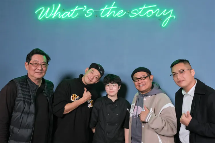 威廉（右二）帶許效舜（左二）品嘗卓君澤妹妹（中）的手藝，卓君澤爸爸與弟弟熱情陪同（右一、左一）。東森提供