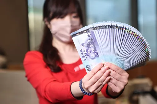 傳產小公司年終爽領53萬　她卻苦惱要不要跳槽！網友這樣看