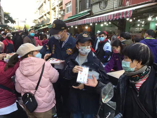 兔年迎新踩街去 龍潭警市場發錢母宣導反詐防竊