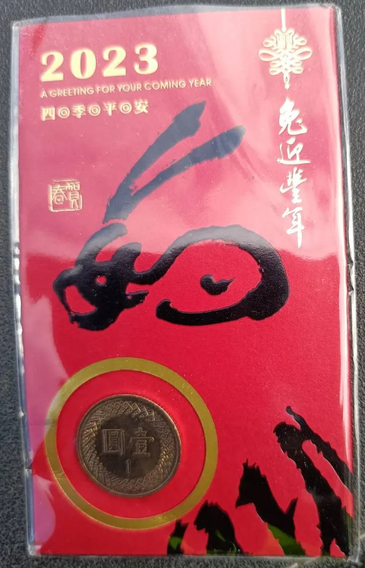 龍潭警自製的錢母福袋。龍潭警分局提供