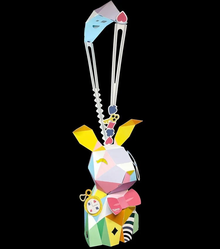 今年小提燈以經典兒童文學「愛麗絲夢遊仙境」中白兔為發想。觀光局提供