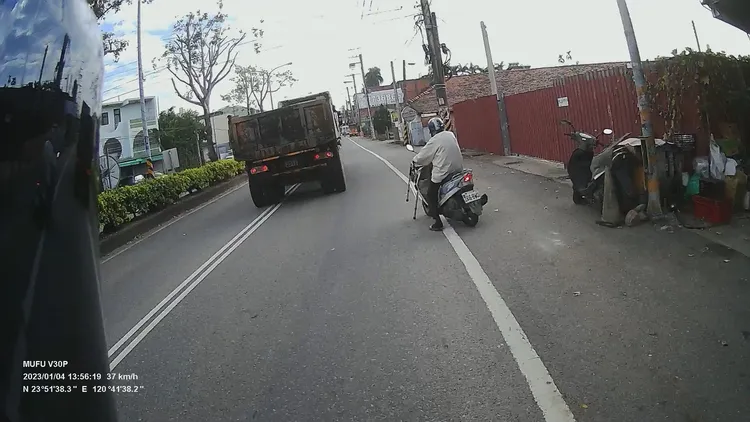 砂石車當時也趕緊往左拐，避免可能撞上阿伯。讀者提供