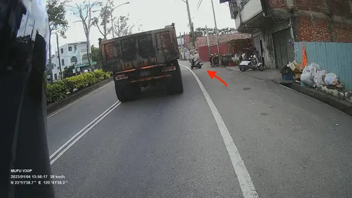 三寶神鬼切車道影片曝光　好在砂石車一個動作！沒事沒事