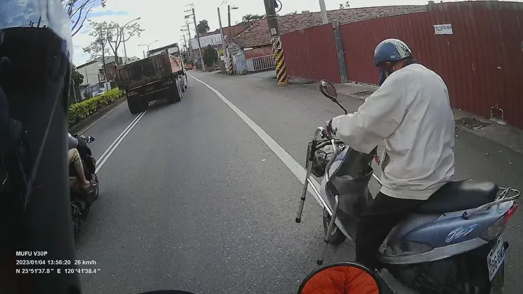 面對差點發生意外，阿伯騎士似乎根本不在意，還在看車上東西是否穩固。讀者提供