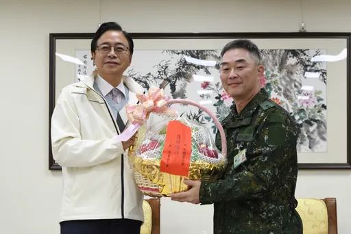 體恤軍、警春節勤務辛勞　張善政勞軍又勞警