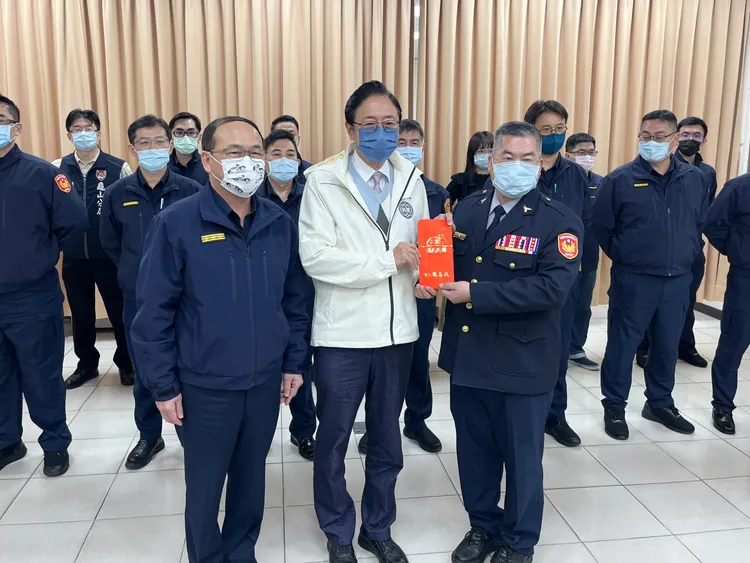 張善政到龜山警分局慰勉辛苦執勤的官警。桃園市府提供