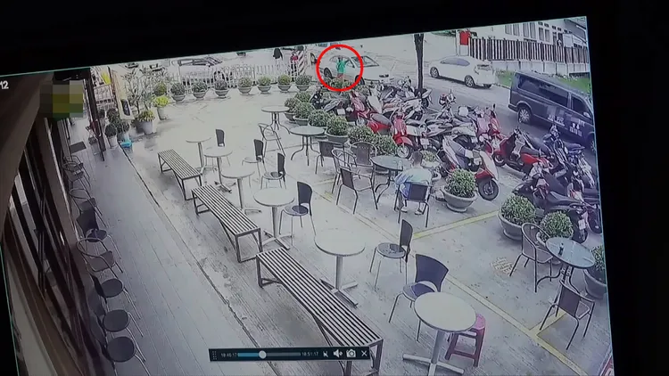 陳妻與藥頭交易，被監視器拍下。民眾提供