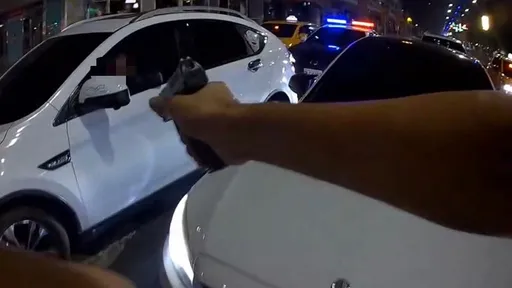 「10罐啤酒上路」認自己還可以 下秒衰撞警車落跑!下場曝