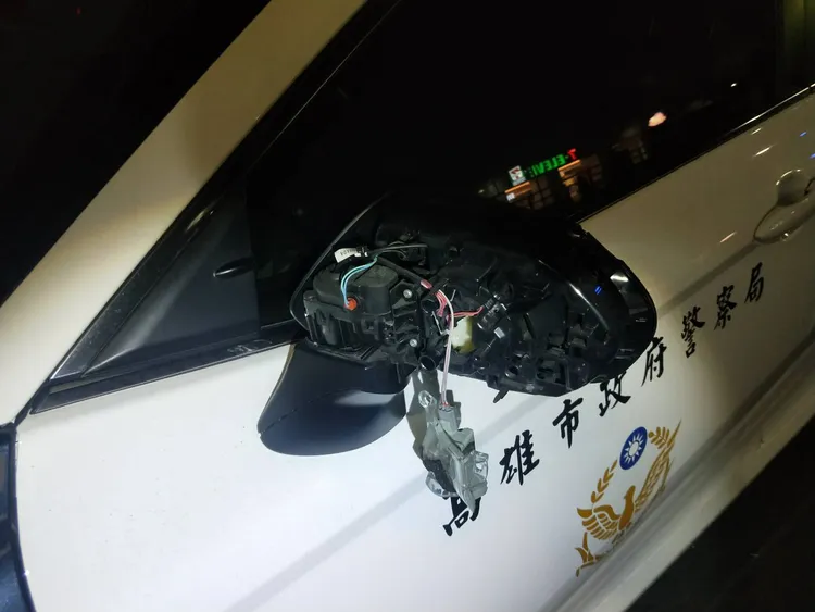 警車的左側照後鏡被撞毀。讀者提供