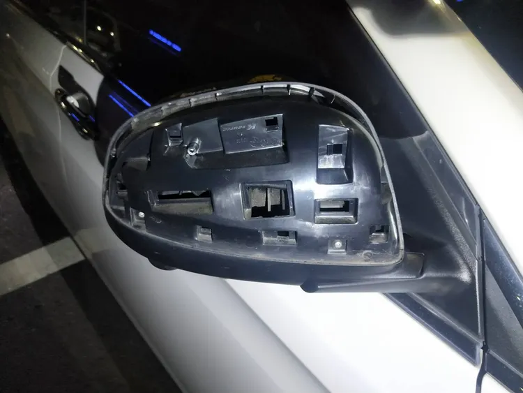 黃男的白車右側照後鏡因為撞到警車而毀損。讀者提供