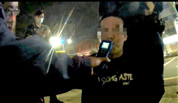 警方對黃男實施酒測，呼氣酒測值0.73毫克。讀者提供