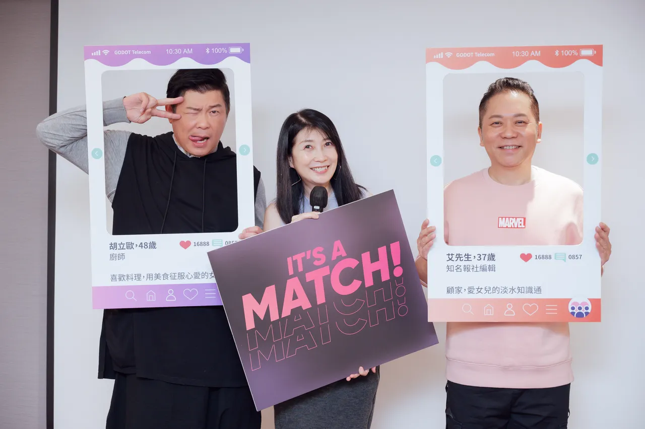 曾國城(左起)、黃嘉千、卜學亮玩交友軟體哏。果陀提供
