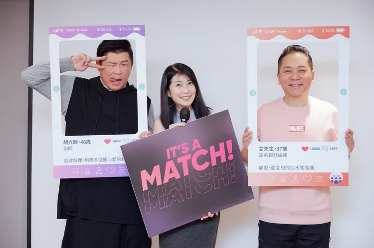 曾國城（左起）、黃嘉千、卜學亮玩交友軟體哏。果陀提供