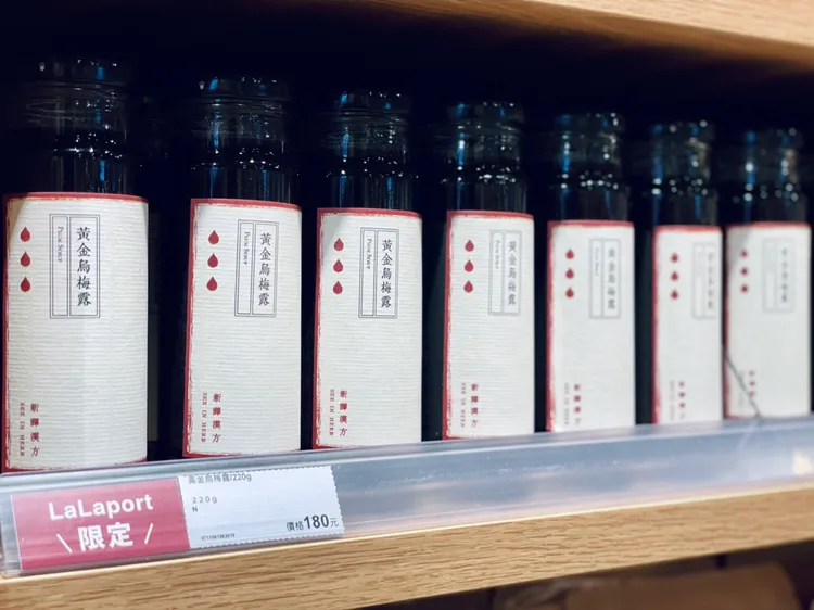 MUJI LaLaport店販售在台開發生產的食農商品，像是冷壓果汁。曾仲葳攝