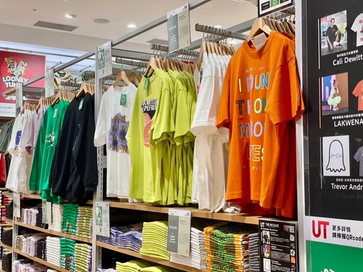 新店搶先全台開賣知名滑手兼導演上野伸平（Shinpei Ueno）設計的潮流話題新品Shinpei Ueno UT、美國職業滑板手的Alex Olson UT與全球網球之王Roger Federer印花T恤等。曾仲葳攝
