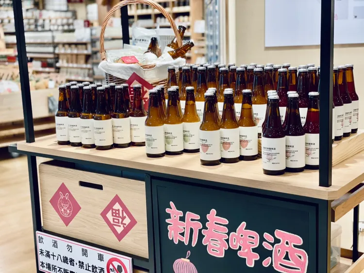 MUJI LaLaport店販售在台開發生產的食農商品，像是小麥啤酒。曾仲葳攝