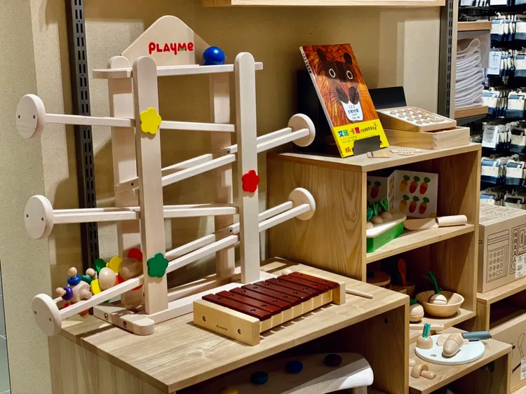 「木育廣場」提供木製玩具外，更首次攜手在地廠商販售木製玩具。曾仲葳攝