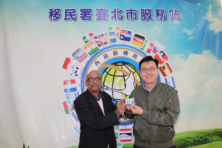 「SUR」教授（左）申獲梅花卡，與移民署北區事務大隊林澤謙（右）大隊長合影。移民署提供