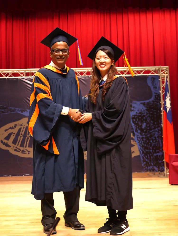 「SUR」教授作育英才，獲學生愛戴。移民署提供