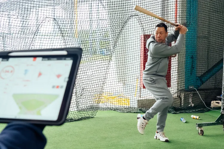 林益全開箱三重棒球場Rapsodo Hitting，電腦螢幕上顯示各項身體數據。體育處提供