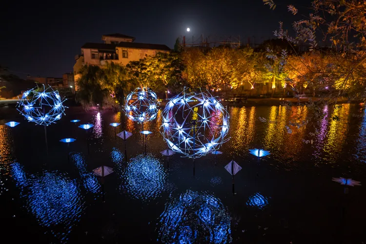 作品：水月銀灣。文化局提供