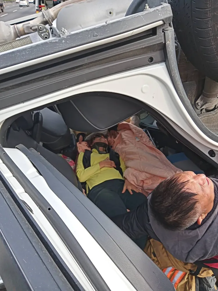 後座乘客受傷受困。讀者提供