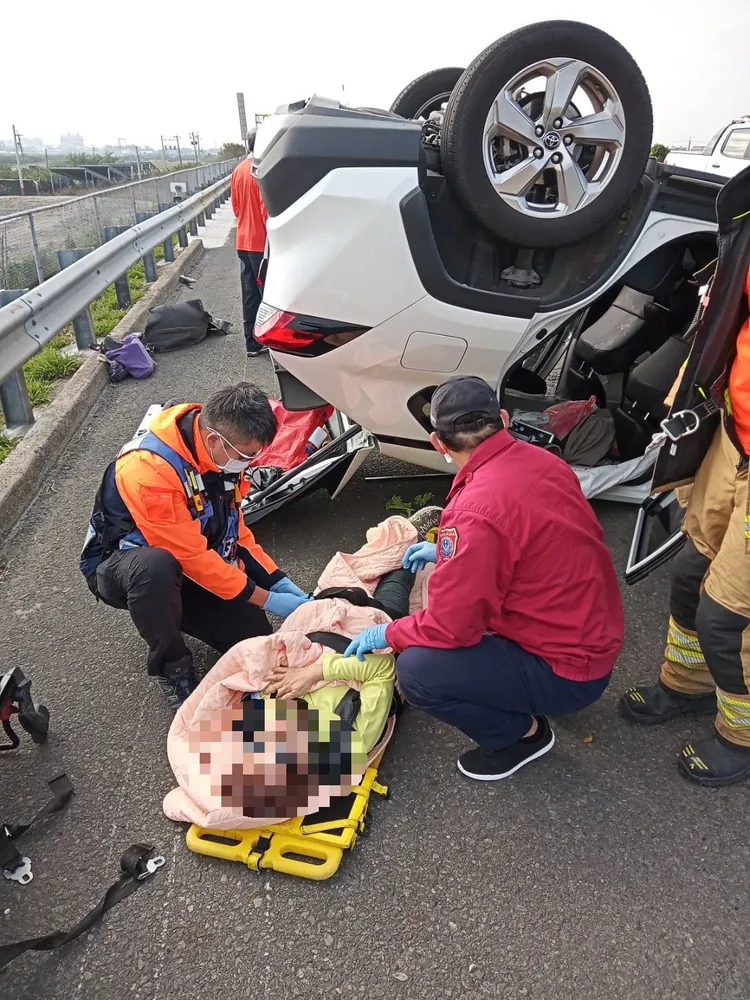 警消協助脫困，送往麻豆新樓醫院。讀者提供