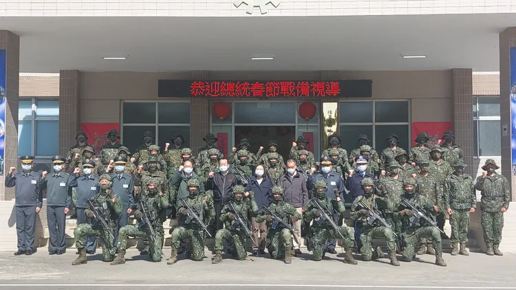 蔡英文總統今早慰勞特戰指揮部特3營官兵，一起高喊特3營戰力強。凃建豐攝