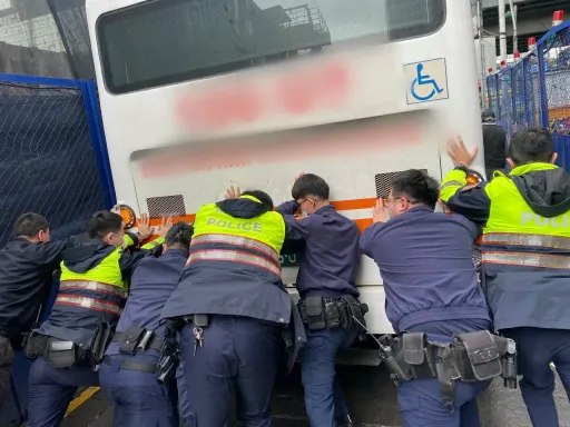 踩到狗屎報警求助 暖心女警也中招!網怒轟「巨嬰的表現」