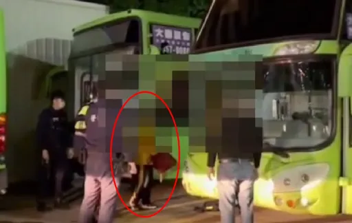 國一少男公車上醒來！司機消失、車門打不開　心驚卡到陰…結局好暖心