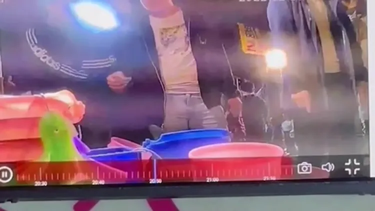 不法集團持同樣號碼的千元偽鈔到夜市犯案。民眾提供