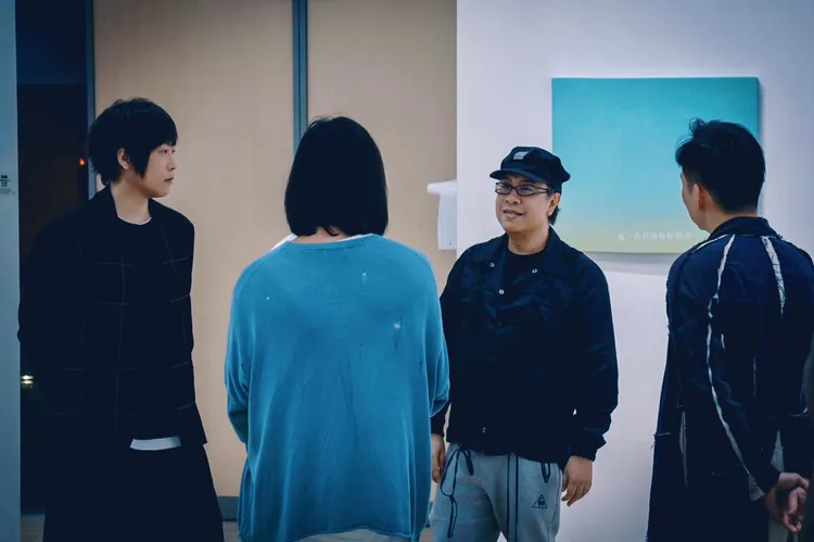 蔡康永（右二）陪同五月天導覽創作展。翻攝五月天阿信臉書