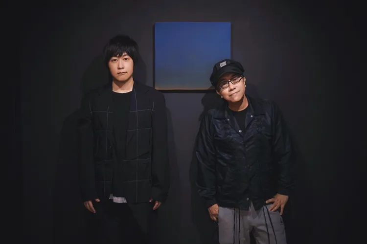 阿信（左）和蔡康永在作品前合照。翻攝五月天阿信臉書