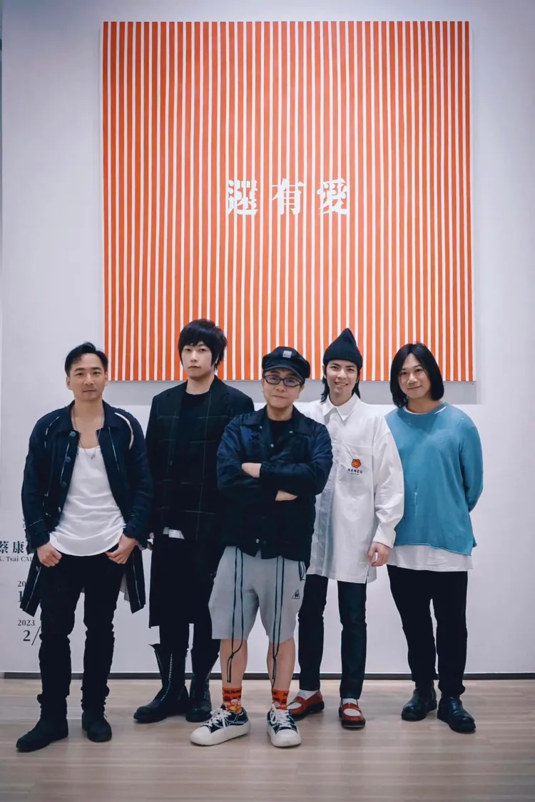 石頭（左起）、阿信、蕭敬騰、瑪莎在蔡康永導覽下欣賞創作展。翻攝五月天阿信臉書