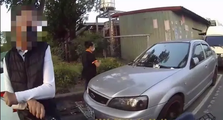 男子酒後騎腳踏車，酒精濃度呼氣測試超標，被開單告發。民眾提供