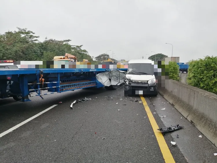 中山高安定路段傳出4車連環車禍。警方提供