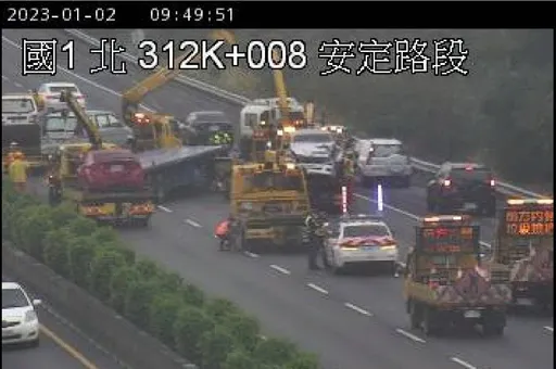 國1台南安定驚悚連環撞 拖板車打橫佔3車道!回堵3公里