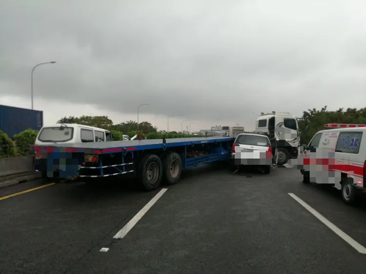 拖板車疑未保持安距肇事。警方提供