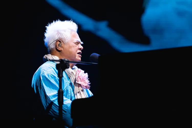 胡德夫關懷這片土地，唱進聽者的心裡。客委會提供