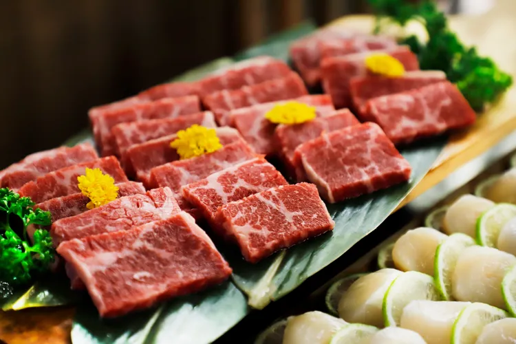 1月壽星至「熊一頂級燒肉」用餐，全桌升級美國見島和牛吃到飽。業者提供